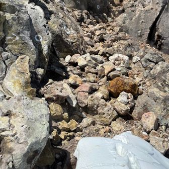 北峰への最後の登りエリア。短い距離だけどアイゼン外しました。