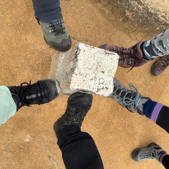 みんなで三角点タッチ👣✨
弥山、登頂〜⛰️🙌
5人の登山靴が集合！これぞ山頂の証😆👏