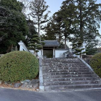 一度、山を下に下りてから貞永寺（ていえいじ）の左側の道から再度、登り始めます。