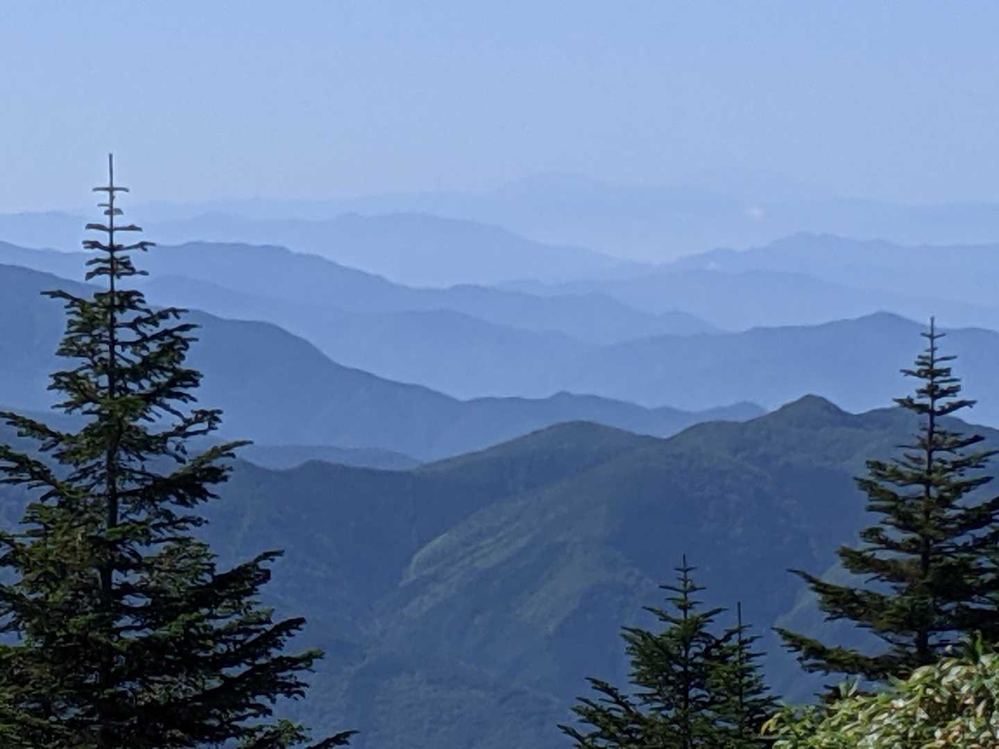 朝よりもかすんでしまったけど、山々の重なりが美しい。