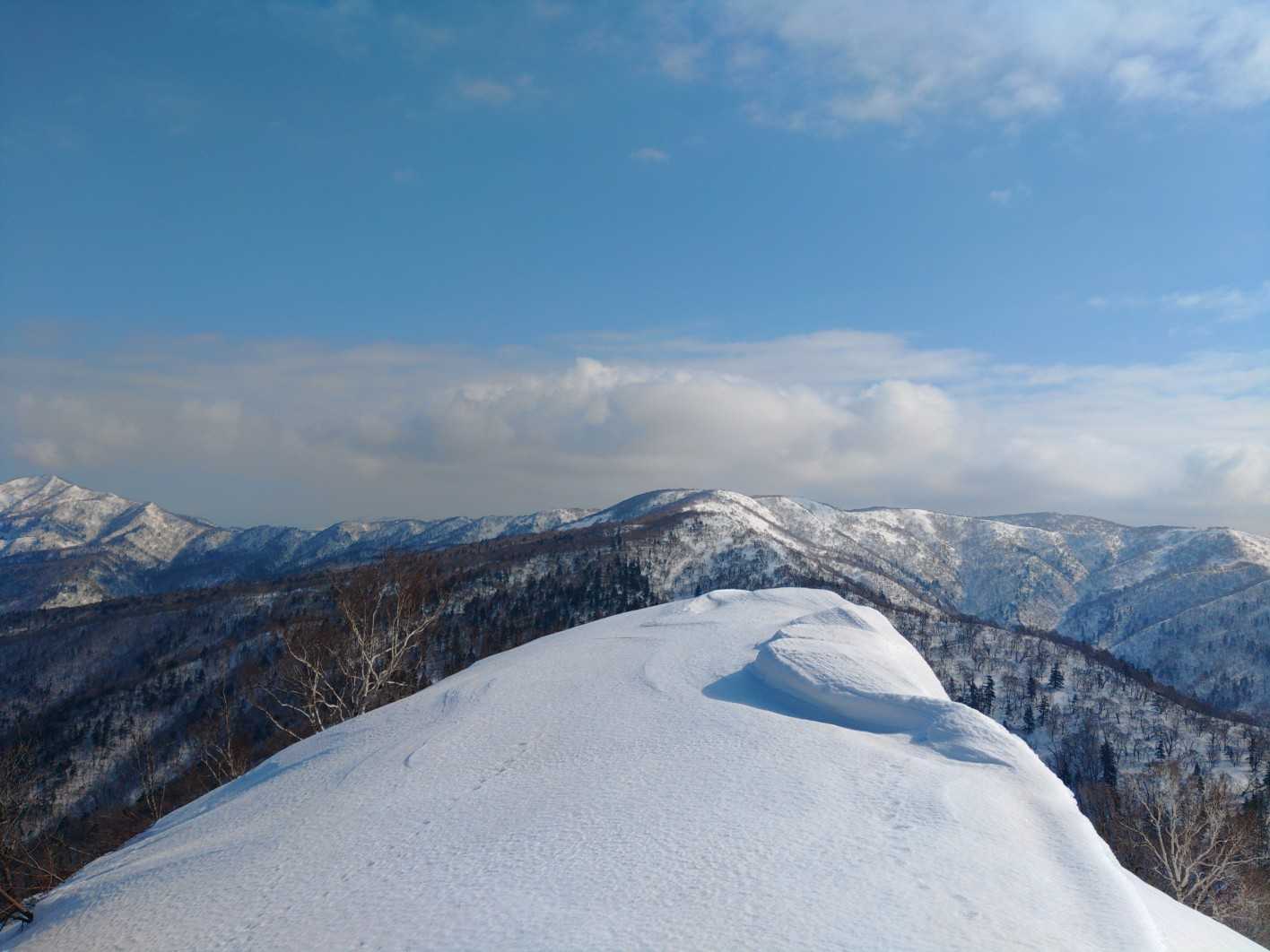 泊天狗山山頂、なにもないが眺望良し♪この裏の斜面は楽しめる