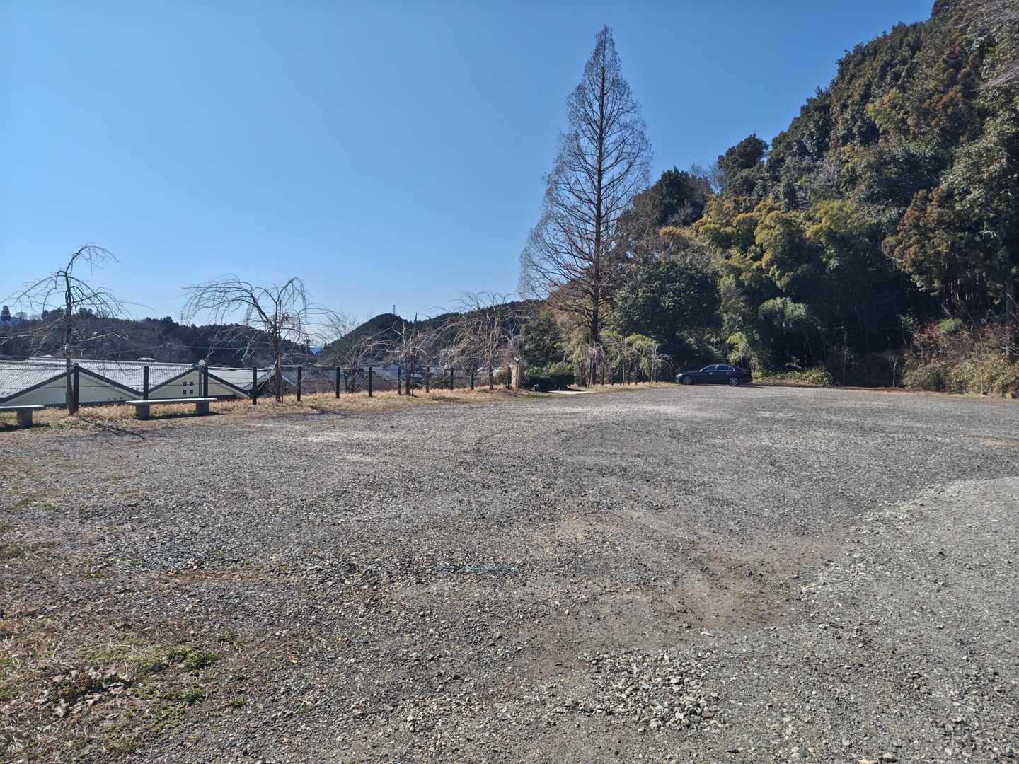 登山口に接した広い🅿️
私は１段下の小学校跡地に停めたところ
出入口、接道共に狭く
入ったはいいが出られない💦
普通車では大変な目に遭いました