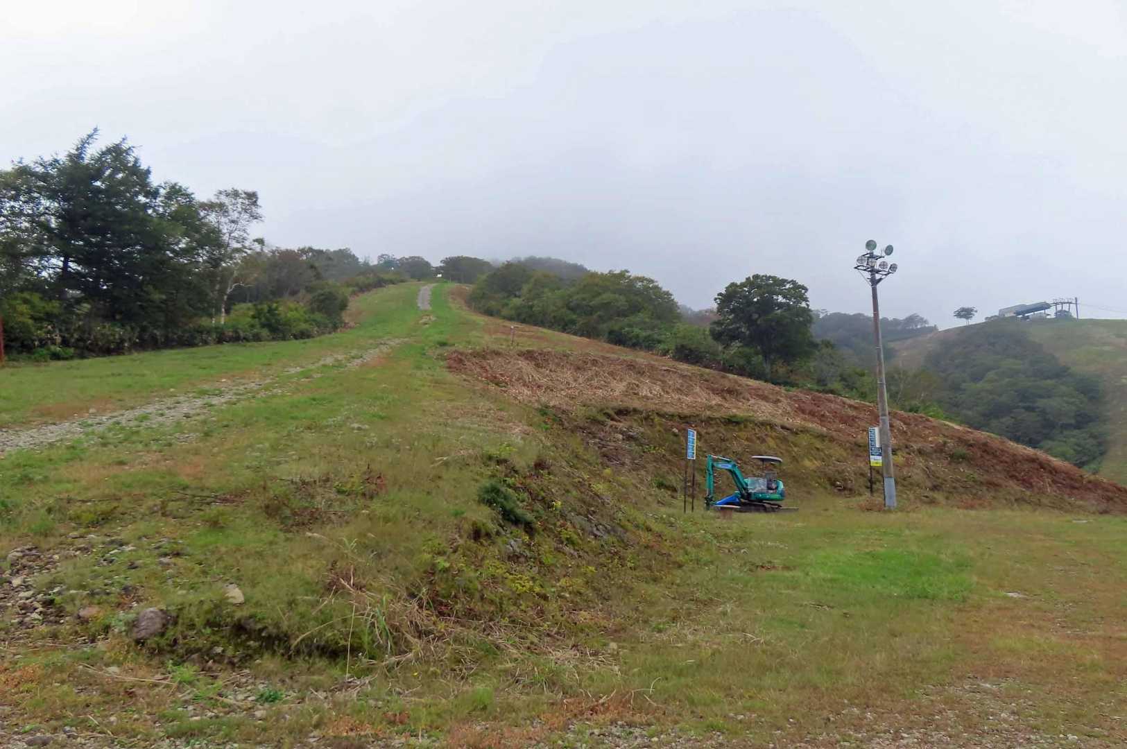 この先急な登り坂が１００ｍくらい
その先山道へ入ります
左がβ-α山頂連絡コース
右が神中Aコース
右にリフトαライナー山頂駅があります
