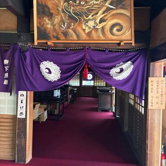お土産とか売ってる建物の中を通って