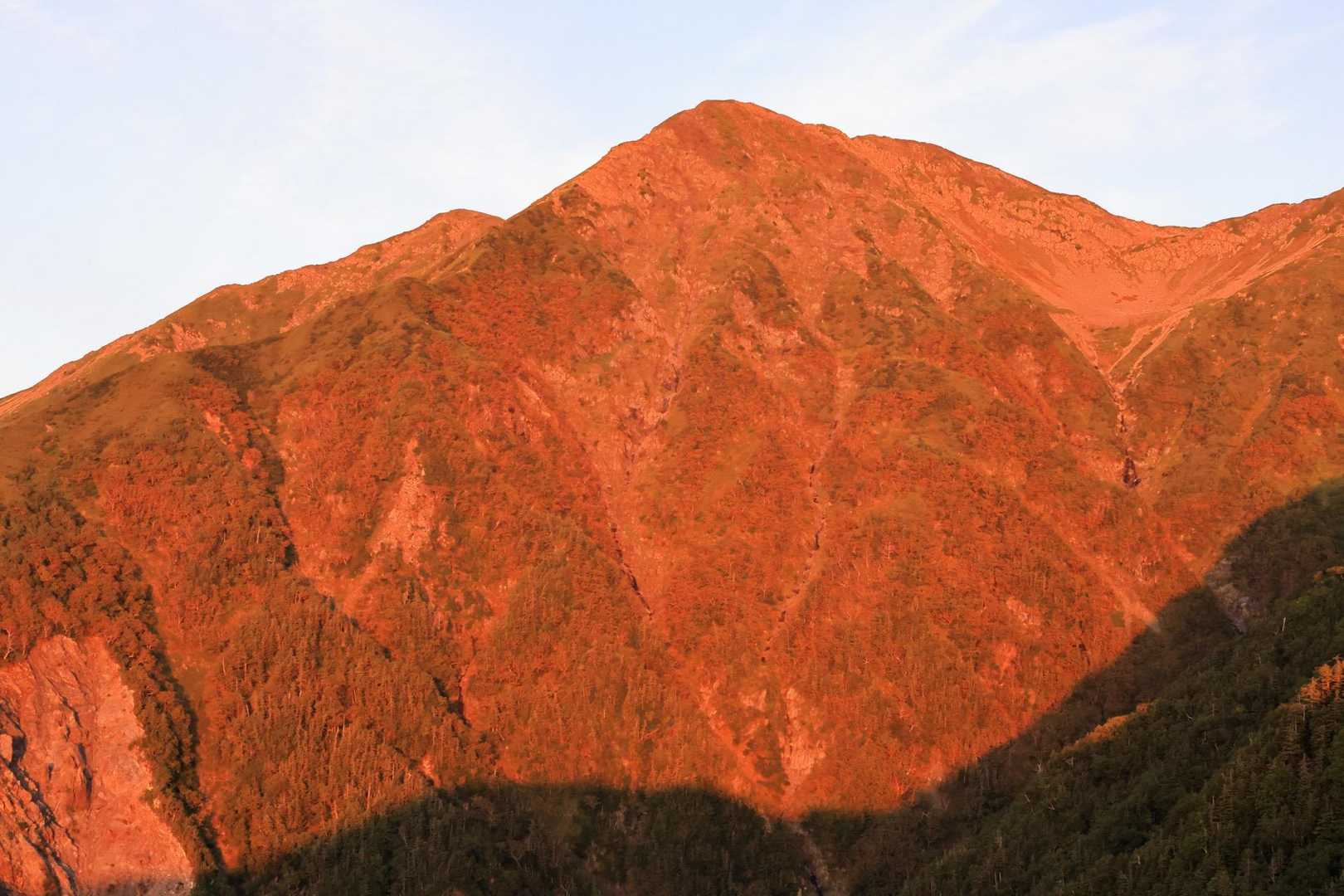 『赤石岳』
モルゲンロートで赤褐色に輝く姿は、神話の中に現れる聖なる山のようだ