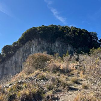 振り返って、小鋸山
右から巻いて降りてきました