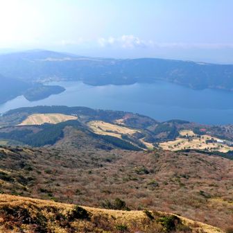 真下に芦ノ湖が、その奥には箱根の外輪山が広がる