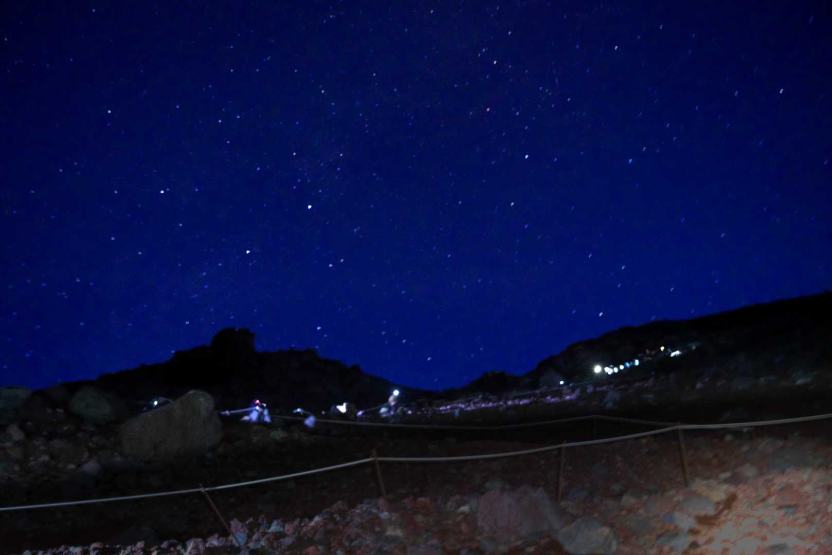 星が見えてきました、綺麗✨
星と登山者の光のコラボ😆

流れ星☆彡も見えました。