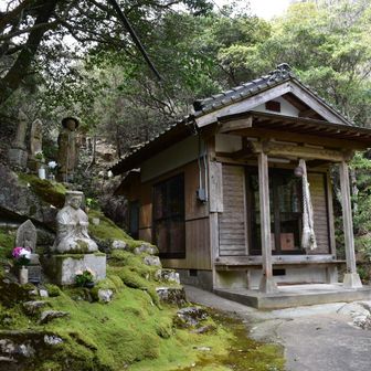 お社現る
背後に滝の予感