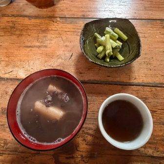 野沢菜のお漬物はサービスで。
甘いのとしょっぱいのとサイコー✨
おしるこ、すごく美味しかったです😋