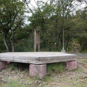 ここも眺望の良い場所。大きな台型のベンチがあります。