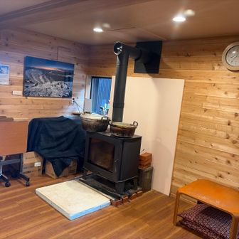 新しくてキレイな小屋。若者小屋番たちが窓を開けて部屋の準備をしていた。映画みたよー、と声だけかけた