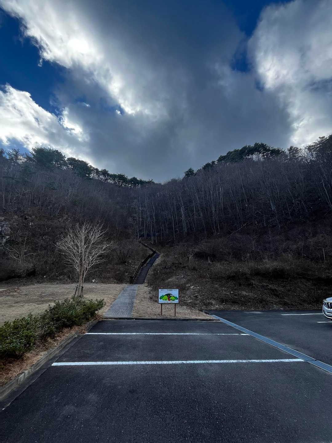 キャンプ場の🅿️から階段（津波避難階段）を登ります