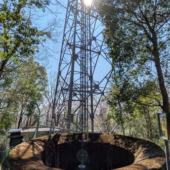 「防空監視哨跡」発見🤩
栃木県内に43ヶ所造られ、残存する2つのうちの1つ
外径4.25m、内径2.76m、高さ1.5m
(案内板より)