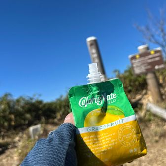カップラも持ってたけど、ガス出してそんなんやる余裕無し😂、持ってて良かった、ゼリーをゴクリ。この時間、山頂に居合わせた方々とお話しをして。