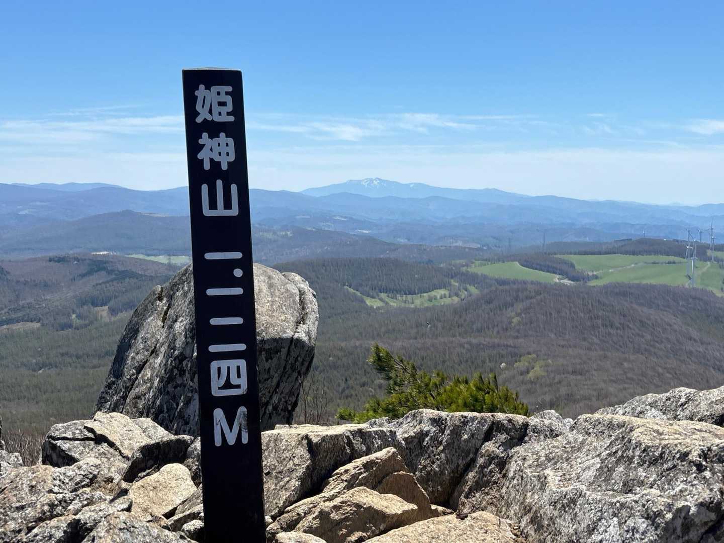 山頂到着！
バックの早池峰山もキレイに見えてます🎵