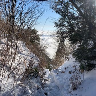 金糞峠。アイゼンに履き替えて下山。