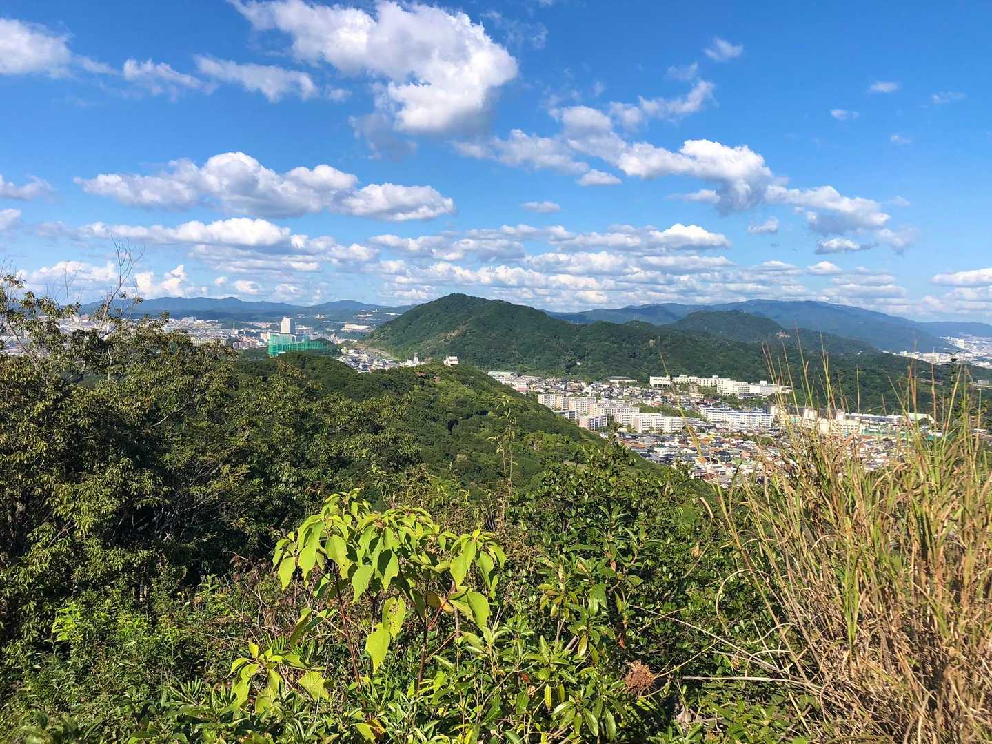 須磨アルプスが見えます。