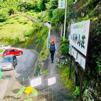 昼から雨予報(雷注意報も)のため、両神山荘の駐車場(有料)に停めて素早く撤退出来る準備をして出発。
山荘前が登山口
