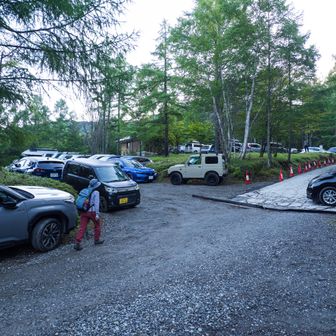 朝5時半着で桜平駐車場(中)は満車💦 車道を少し下った道路脇のスペースに駐車しました🚙️  少ないですが1〜2台停められる場所が何カ所かあります