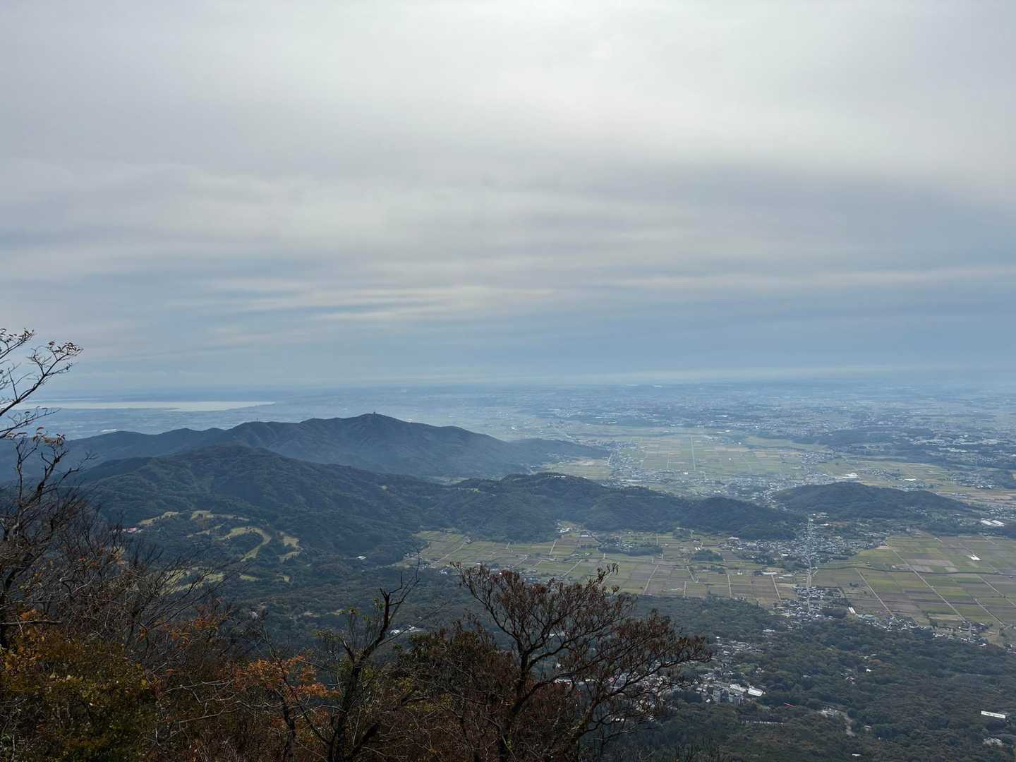 📸

賑わう山頂駅は平日とは思えない💦
人の流れをボーッと見てひと休み。
ずーーっとボーッと見てふた休み。

隣に座る紳士も平日なのに、、と
平日でこの混みようは見た事ないと
