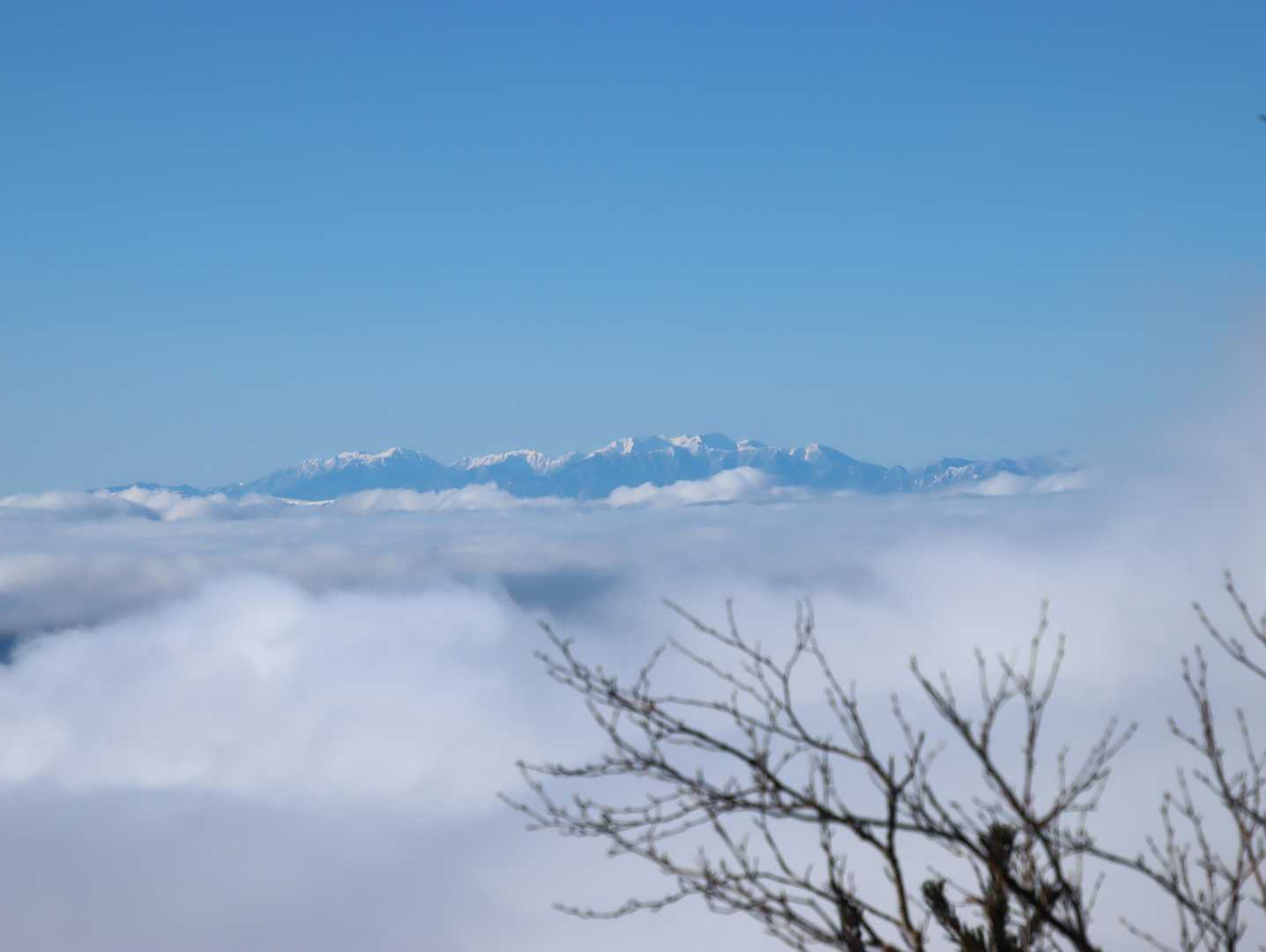 空木岳･木曽駒ヶ岳･経ヶ岳方面の景色[うぐいす展望台]
雲海に浮かぶ中央アルプス。