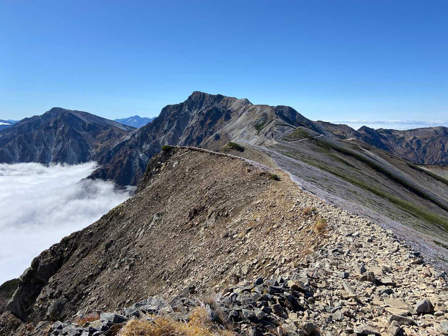 白馬方面に目を向けると、山頂に続く稜線が一望できる。