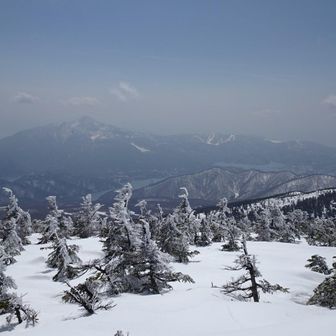 左奥は磐梯山、その右はネコママウンテンスキー場