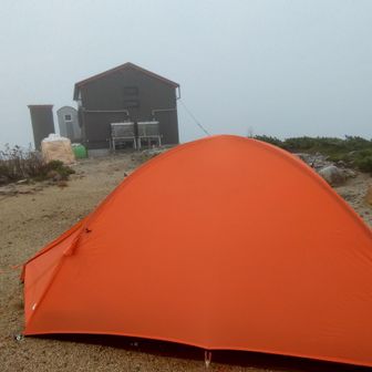 小屋の方からテン場営業申請日意外の使用はダメと言われて小屋横スペースに無料で張らせて頂きました〜ありがとうございます🙇