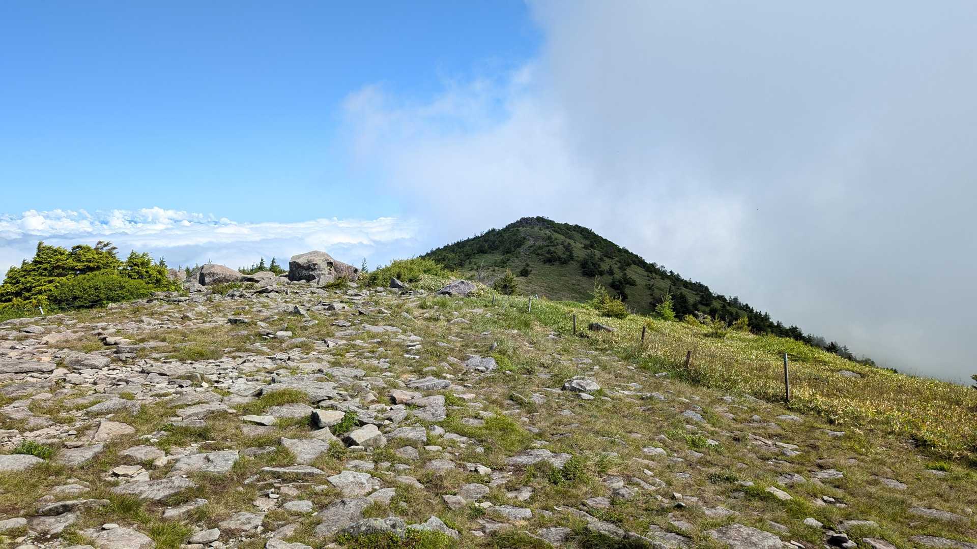 次に行く 湯ノ丸山(北峰)。湯ノ丸山にて