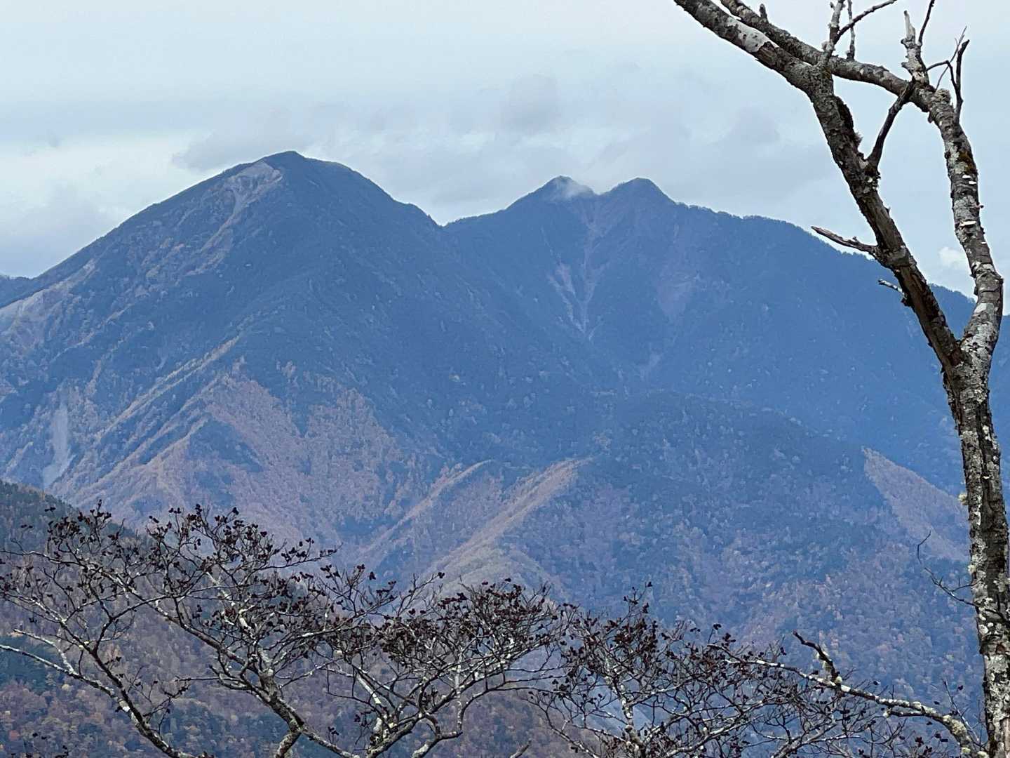 左が布引山(だっけ？行ったこと無いから不正確！)右が笊ヶ岳、カコイイ！いつか行きたい！