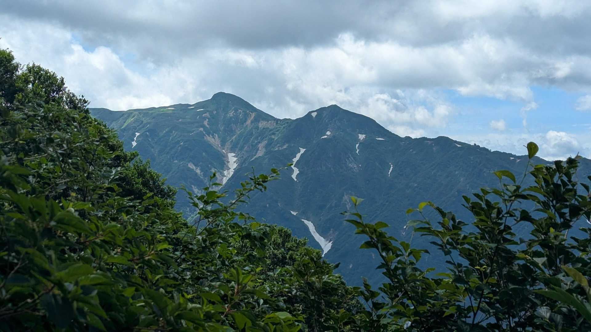 横を見ると二ツ峰