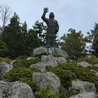 日本武尊が三峰の地の山川の美しさに感動し、平和を願って 伊弉諾尊（いざなぎのみこと）・伊弉册尊（いざなみのみこと）の国生みの神様を祀った
