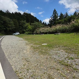 登山口の前の駐車場はとても広い