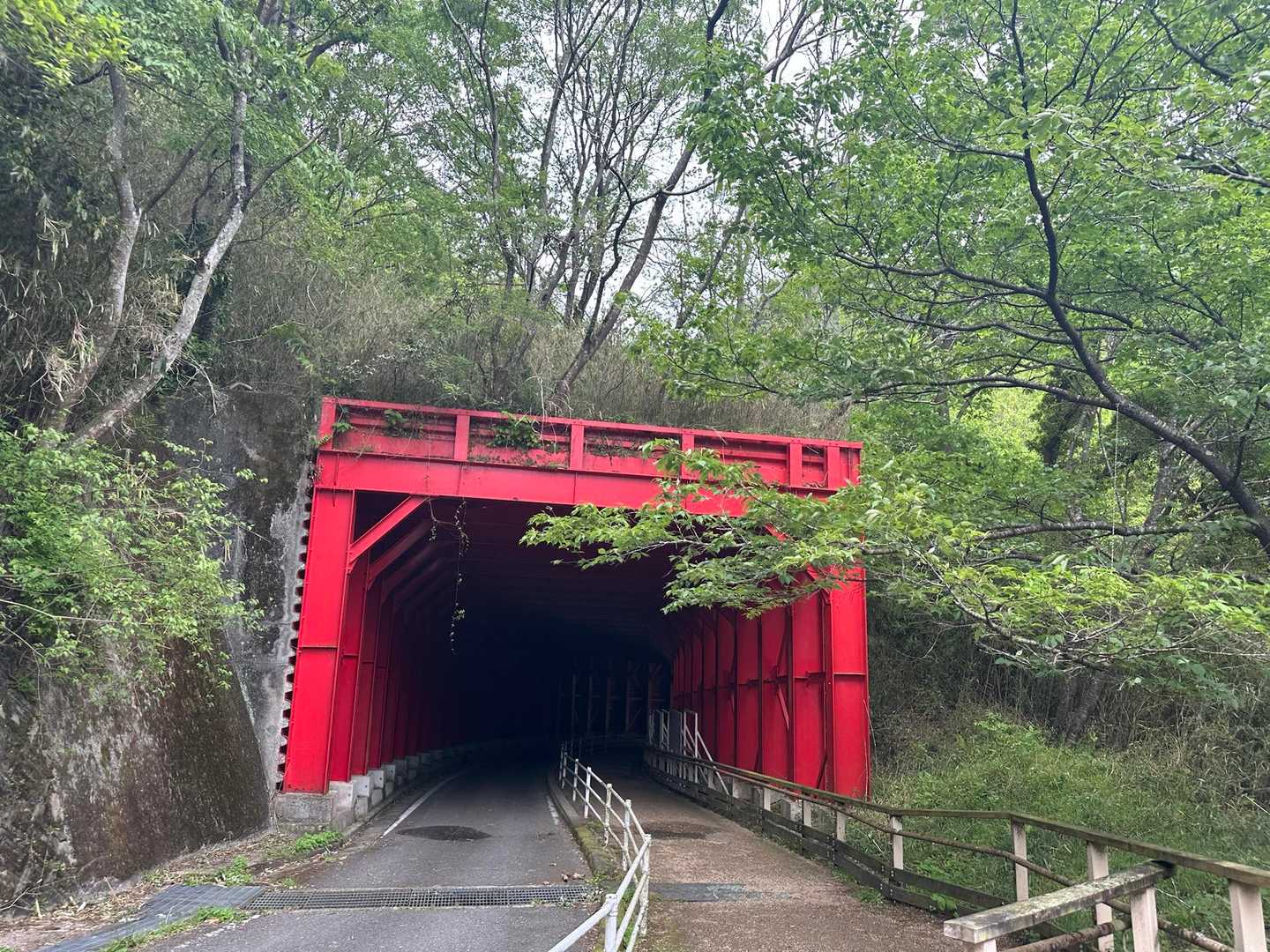 トンネルを潜れば来た道と合流です