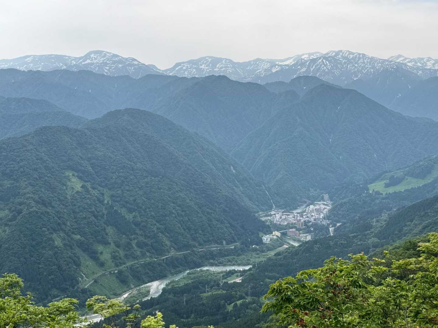 宇奈月温泉方面を見下ろす。