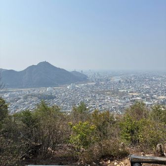 ベンチもあり景色も最高の山頂です✨霞んでなければ遠くの山々も見れたはず。養老山、御嶽山etc.‥残念😢 でも岐阜城が近くに見れて大満足です🏯