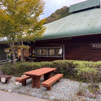 戻ってきた。15:50のバスに乗れればと思ったけど、間に合わず17:05のバスとなった。他に乗客はおらず、駐車場もガラガラだった。この時間だとお風呂がどこも間に合わず。さくらの湯が間に合うはずだったけど定休日。