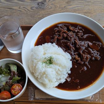 「ヒュッテみさやま」でハヤシライスを外のテラス席で頂きます🍛
美味しかった😋次はカレーにしてみようかな😊