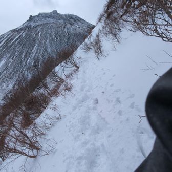 剣ヶ峰の夏道沿いのトラバース
しっかりしたトレースがついていました。ありがとうございます。右の黒いのはテムレスです。