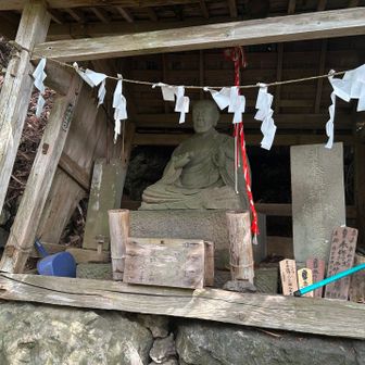山岳信仰の山らしく、沢山の像や碑が存在する。