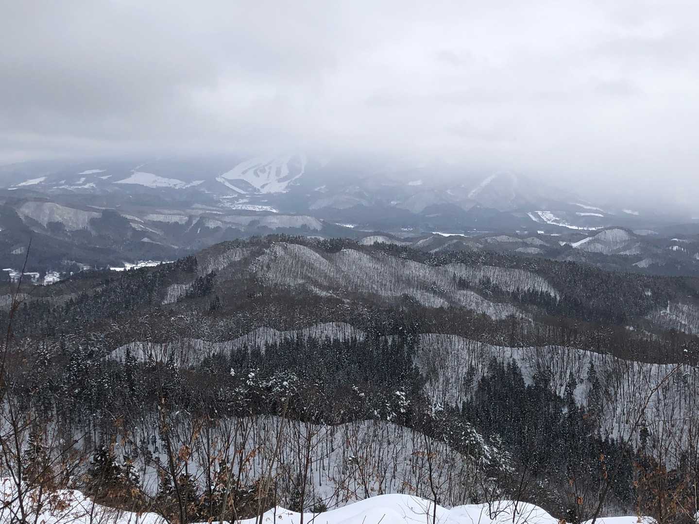 高鉢山の山頂に到着😆秋田駒ケ岳は雲の中
