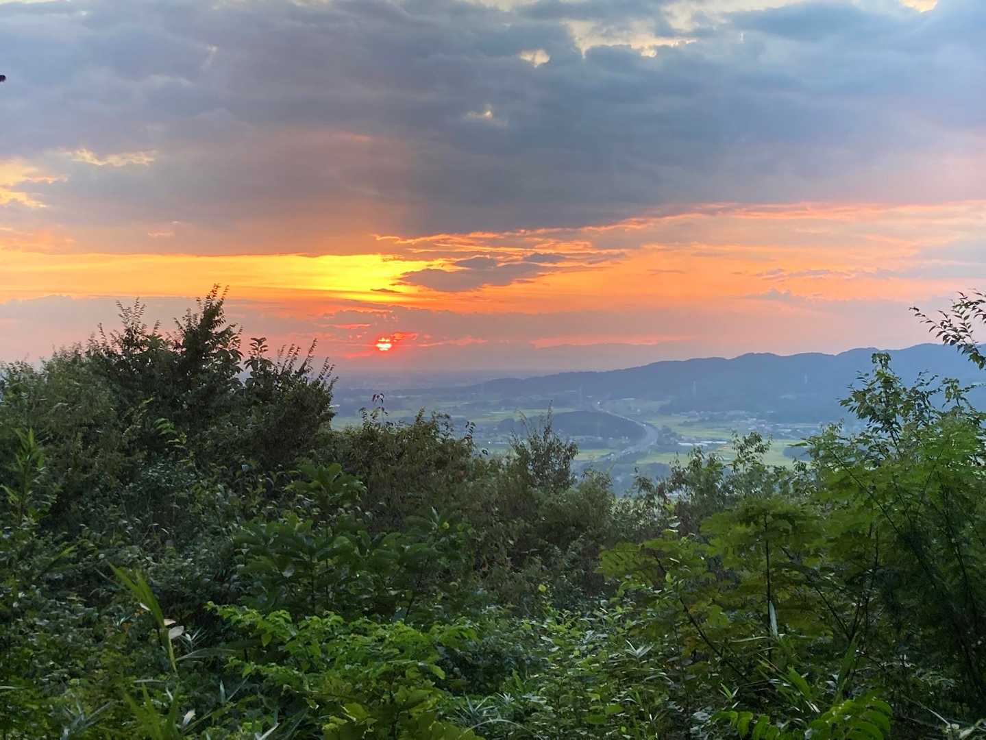 山頂付近の展望台
丁度日が沈むタイミングで綺麗🌅