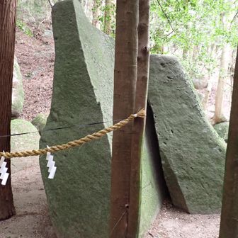 天乃石立神社の鳥居をくぐって・・・ここも巨石がたくさんありました