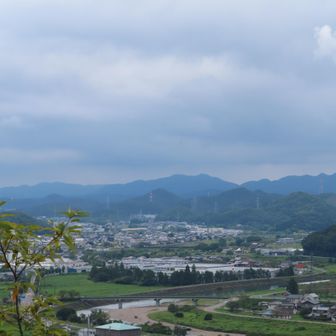 武儀川
山は狭間山金比羅山
千疋山も見えてると思う
山頂すぐ下に水道タンクがあります