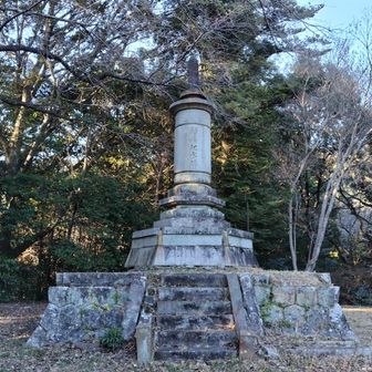 △⑥茶臼山

これで、予定の6ピークすべてハント完了。

お腹が空いた。長篠設楽原SAで、遅めのランチをとろう。
