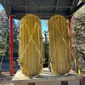 子の権現、大きな草履