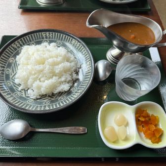 みやま山荘で12:50くらいにカレー注文🍛ご飯が切れそうで危なかったけど、なんとか2名分間に合いました🤩素敵な器で出してくれるカレー素敵すぎる💓冷えたお水まで付けていただけて本当に最高✨優しいお兄さんが小屋番さんでした。¥1000
11時〜13時と思っていたら、時間過ぎてもご飯🍚が残っていれば食べられるとのこと。