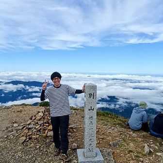 雲上の別天地
湯坂の頭あたりの
アップダウンきつい〜
でも別山めちゃ景色良い！
