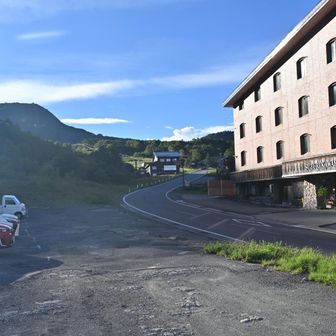硯川ホテル前の駐車場からスタート、トイレあり